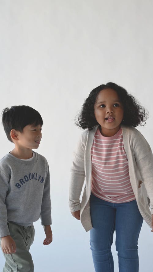 两个孩子互相站着 · 免费素材视频