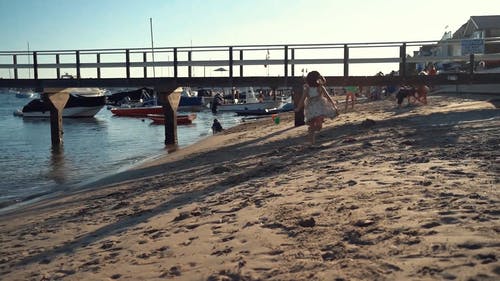 运行在沙滩上的女孩 · 免费素材视频