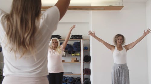 一群做瑜伽的妇女 · 免费素材视频