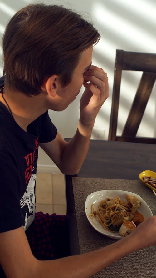 有关人, 坐, 垂直视频的免费素材视频