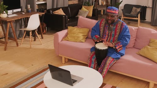 播放非洲鼓在笔记本电脑前的人的视频 · 免费素材视频