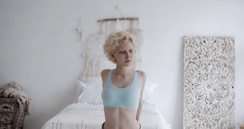运动胸罩伸展她的身体的女人 · 免费素材视频
