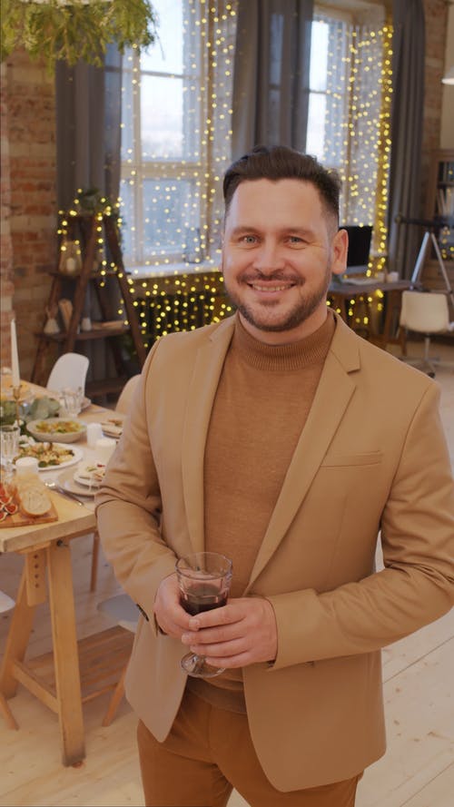 一个男人和一杯红酒庆祝圣诞节 · 免费素材视频