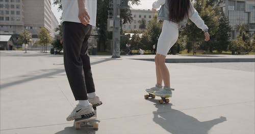 年轻人在公园里滑板 · 免费素材视频