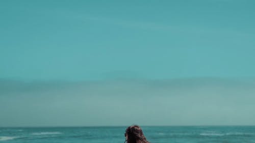 有关休闲, 咖啡色头发的女人, 在沙滩上的免费素材视频