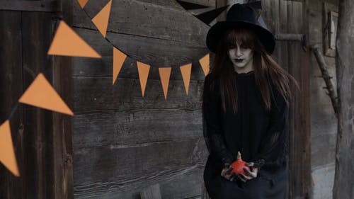站在小屋前的女巫 · 免费素材视频