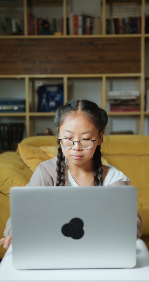 女孩用她的笔记本电脑自学 · 免费素材视频