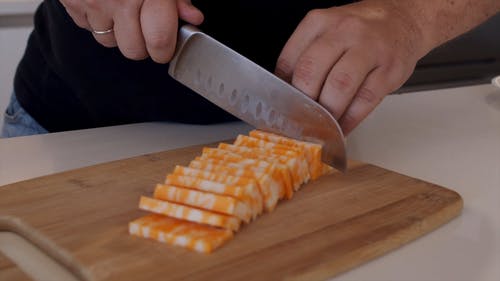 用刀切奶酪 · 免费素材视频