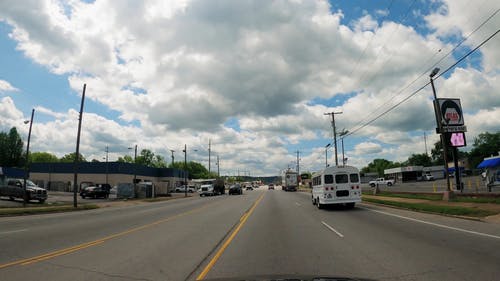 有关公路旅行, 城市, 多云的天空的免费素材视频