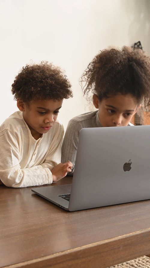 有关MacBook, 人, 兄弟姐妹的免费素材视频