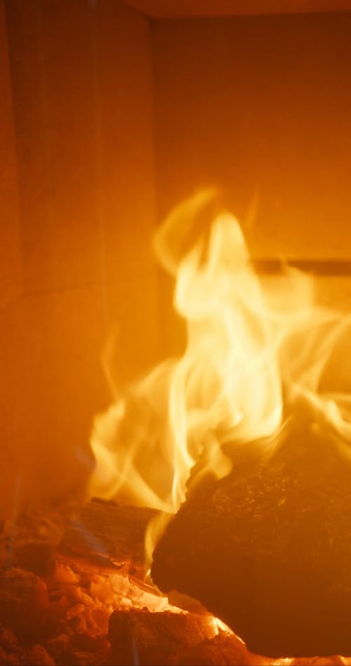 有关升火的木柴, 垂直视频, 壁炉的免费素材视频