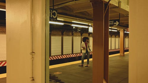 有关在电话上交谈, 地铁, 地铁月台的免费素材视频