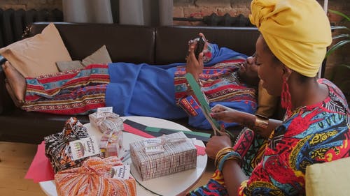 女人剪纸的视频 · 免费素材视频