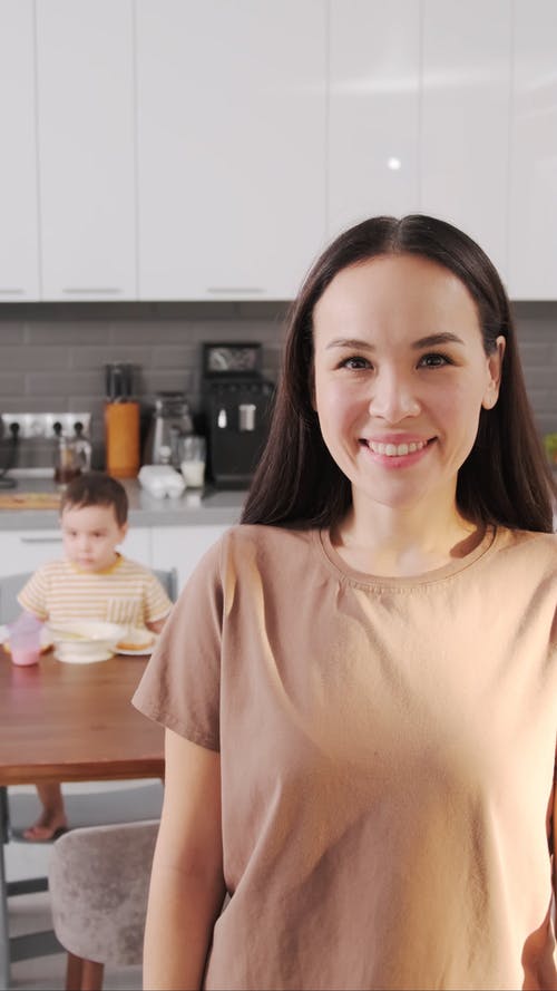 有关垂直视频, 女人, 孩子的免费素材视频