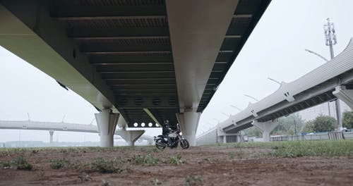 有关家伙, 公路旅行, 在桥下的免费素材视频