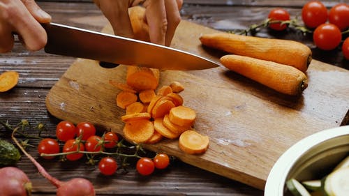 一个人用刀切胡萝卜 · 免费素材视频