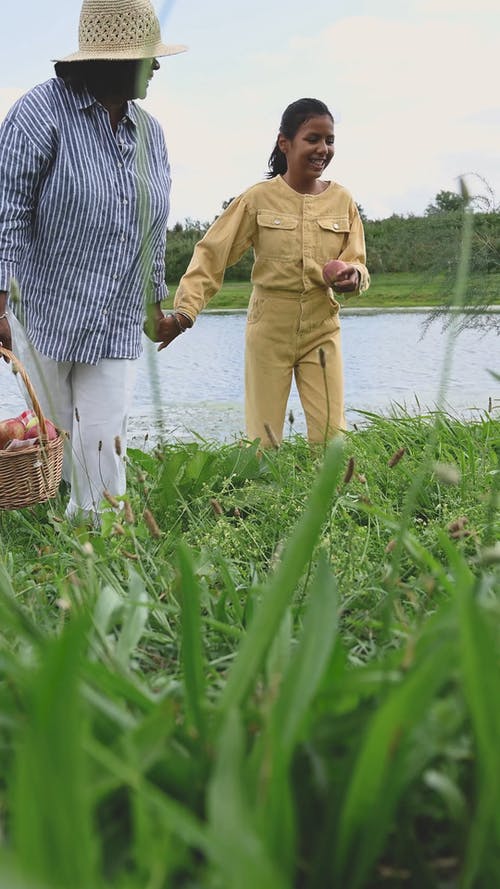 妇女享受户外一天 · 免费素材视频