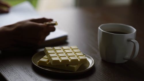 一个人在桌上写着白巧克力和一杯饮料 · 免费素材视频