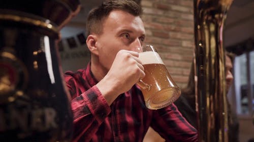 有关人, 啤酒, 啤酒泡沫的免费素材视频