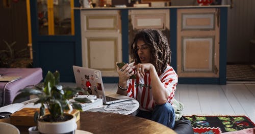 有关dreadlock, MacBook, 人的免费素材视频