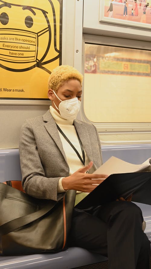 女人坐在火车里读她的文件 · 免费素材视频
