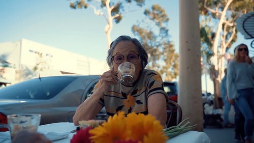 老妇喝咖啡户外 · 免费素材视频