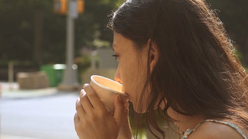 有关一杯咖啡, 喝, 女人的免费素材视频