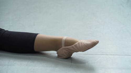 芭蕾舞女演员伸展她的脚 · 免费素材视频