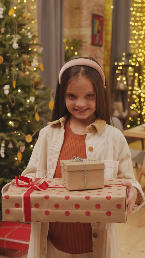一个收到圣诞礼物的小女孩 · 免费素材视频
