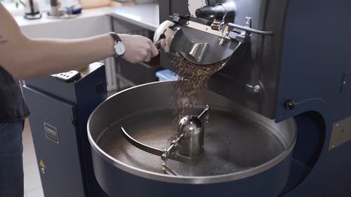 有关咖啡烘焙师, 准备食材, 烘烤的免费素材视频