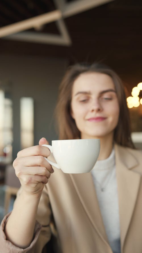 有关一杯咖啡, 垂直视频, 女人的免费素材视频