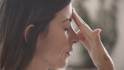 一个女人在做瑜伽的特写视图 · 免费素材视频