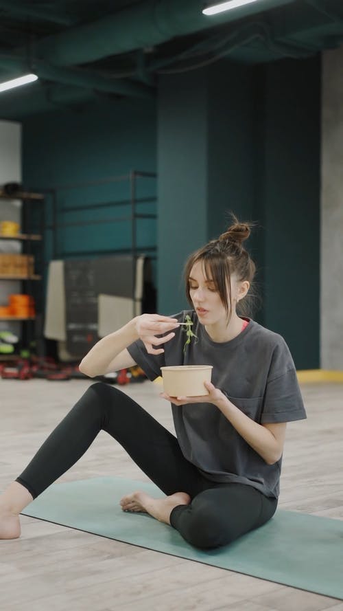 一个女人吃健康的食物 · 免费素材视频