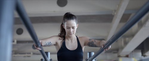 在双杠上锻炼的女人 · 免费素材视频