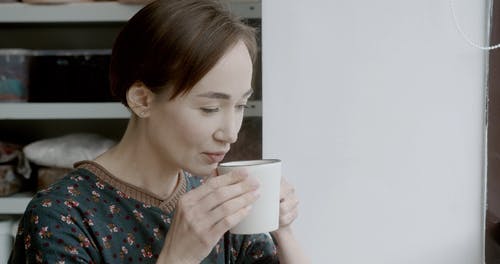 有关咖啡, 咖啡色头发的女人, 喝的免费素材视频