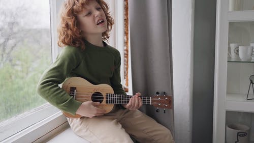 有关儿童, 唱歌, 四弦琴的免费素材视频