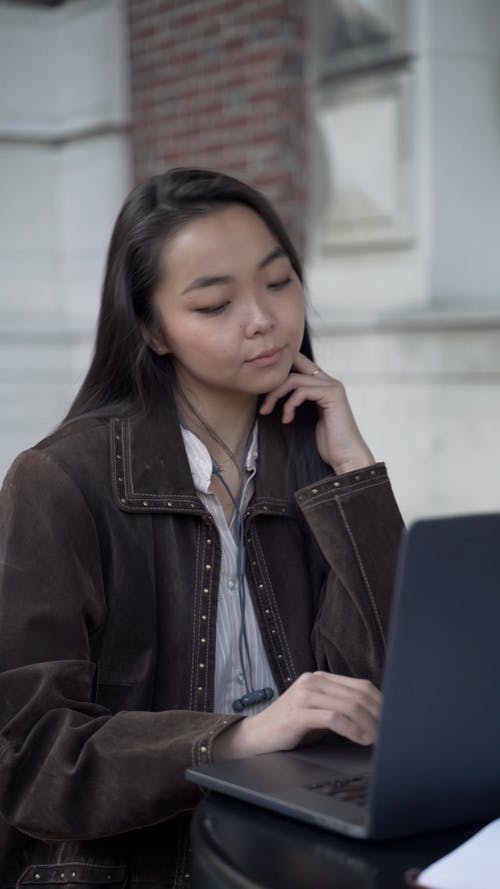 有关垂直视频, 夹克, 女人的免费素材视频