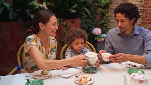 一家人一起吃早餐喝牛奶 · 免费素材视频