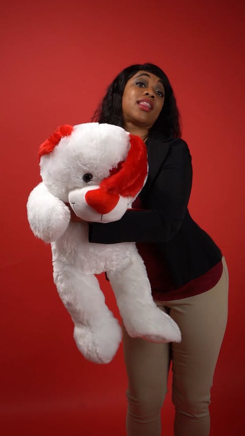女人抱着一个毛绒玩具动物 · 免费素材视频