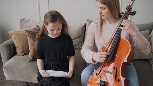 有关在家, 坐, 大提琴的免费素材视频