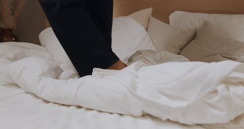 有关人, 床, 棉被的免费素材视频