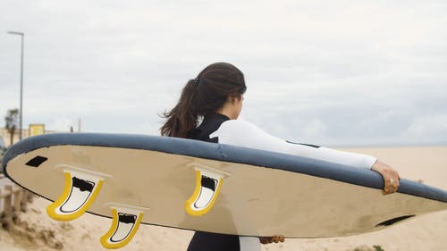 有关年轻女子, 步行, 沙海滩的免费素材视频