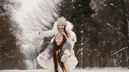 有关下雪, 下雪的天气, 享受的免费素材视频